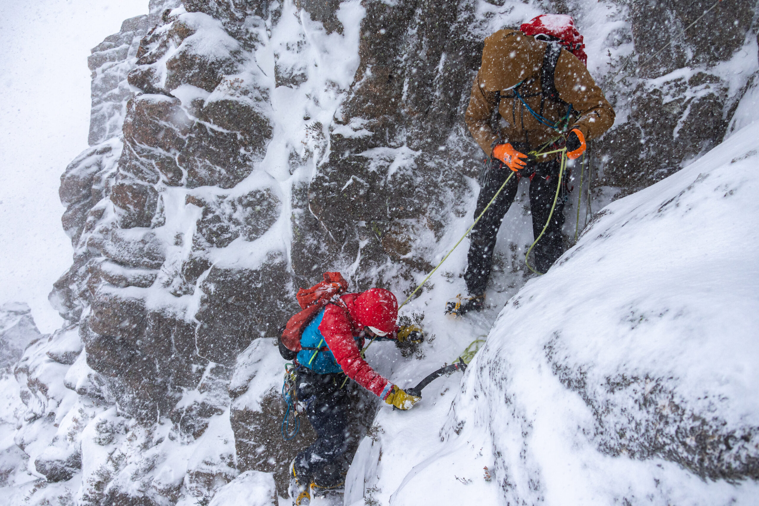 learn to lead climb in winter cairngorm scotland